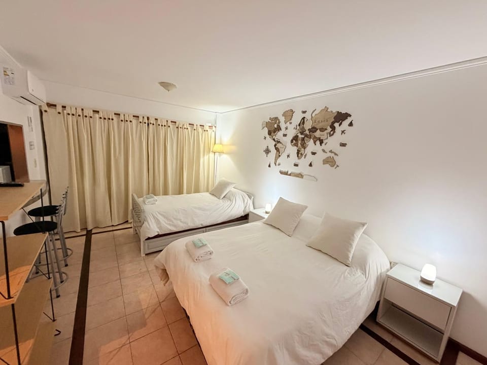 -Excelente departamento, a metros del Shopping Paso del Paraná, vista al río Paraná, cochera techada privada - silencio - ideal para descansar - barrio residencial - Cámaras de seguridad 24hs - unidad Monitoreada Apartment in Parana