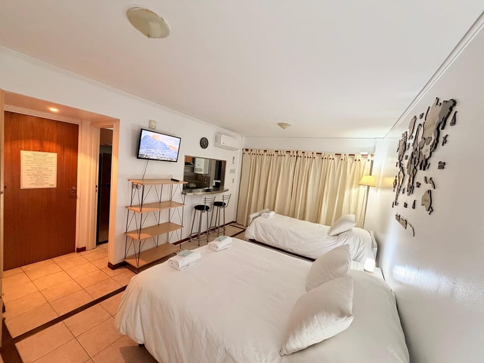 -Excelente departamento, a metros del Shopping Paso del Paraná, vista al río Paraná, cochera techada privada - silencio - ideal para descansar - barrio residencial - Cámaras de seguridad 24hs - unidad Monitoreada Apartment in Parana