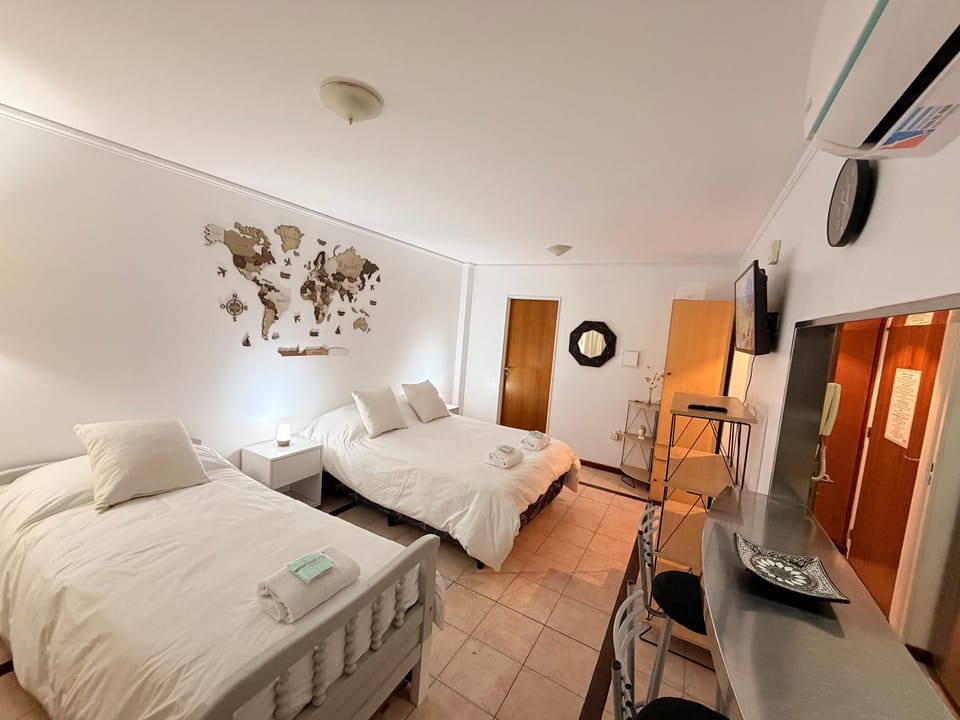 -Excelente departamento, a metros del Shopping Paso del Paraná, vista al río Paraná, cochera techada privada - silencio - ideal para descansar - barrio residencial - Cámaras de seguridad 24hs - unidad Monitoreada Apartment in Parana
