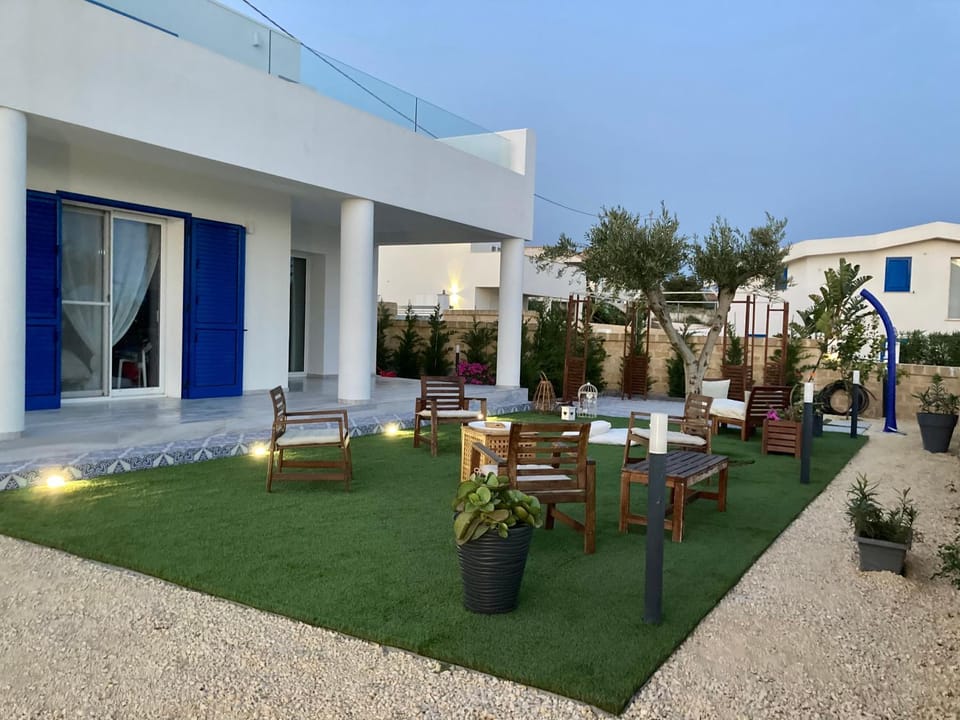 Property building, Patio, Spring, Day, Garden, Garden, Garden view
