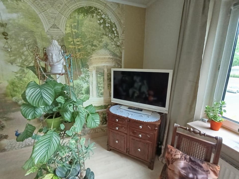Weltoffenes privates Gästezimmer bei LGBTQ freundlichen Gastgeber der mit in der Wohnung lebt Vacation rental in Berlin