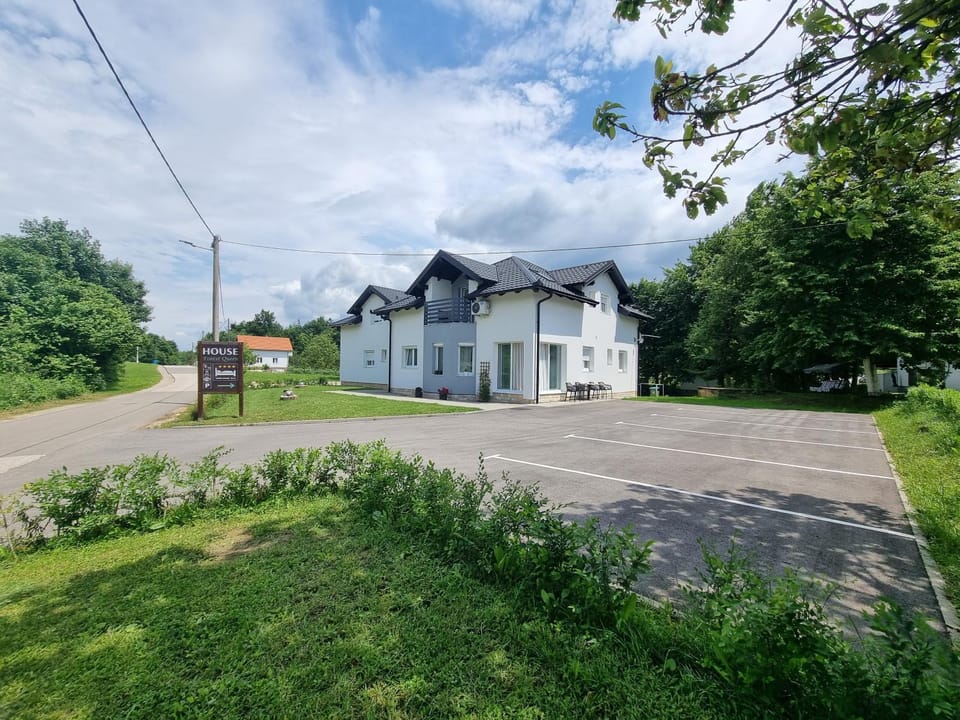 Property building, Day, Neighbourhood, Natural landscape, Street view, Parking