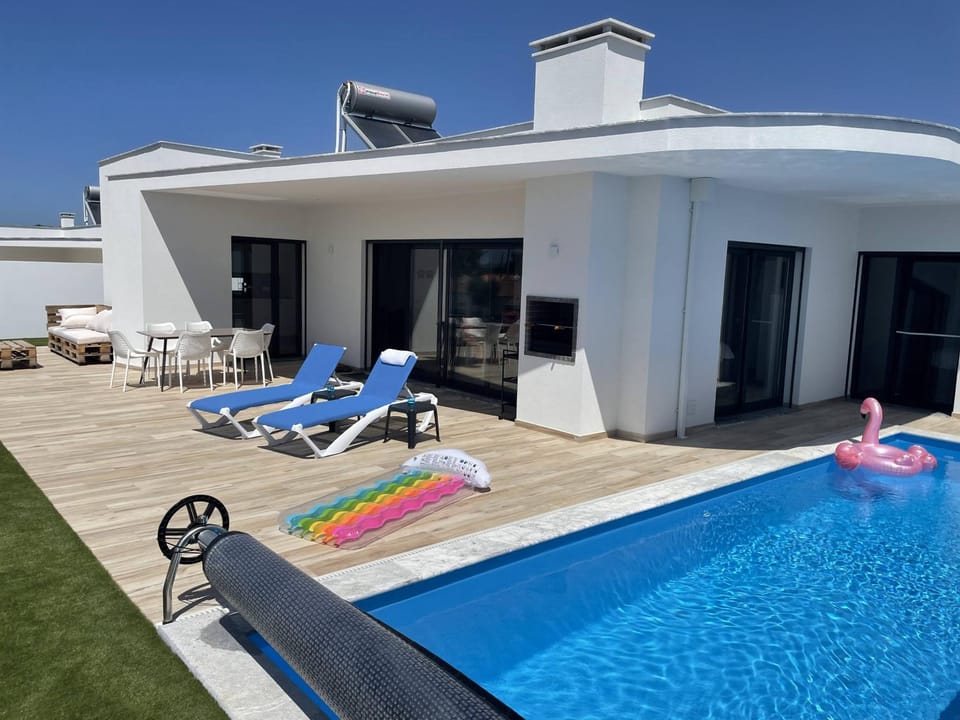 Property building, Garden, Balcony/Terrace, Swimming pool