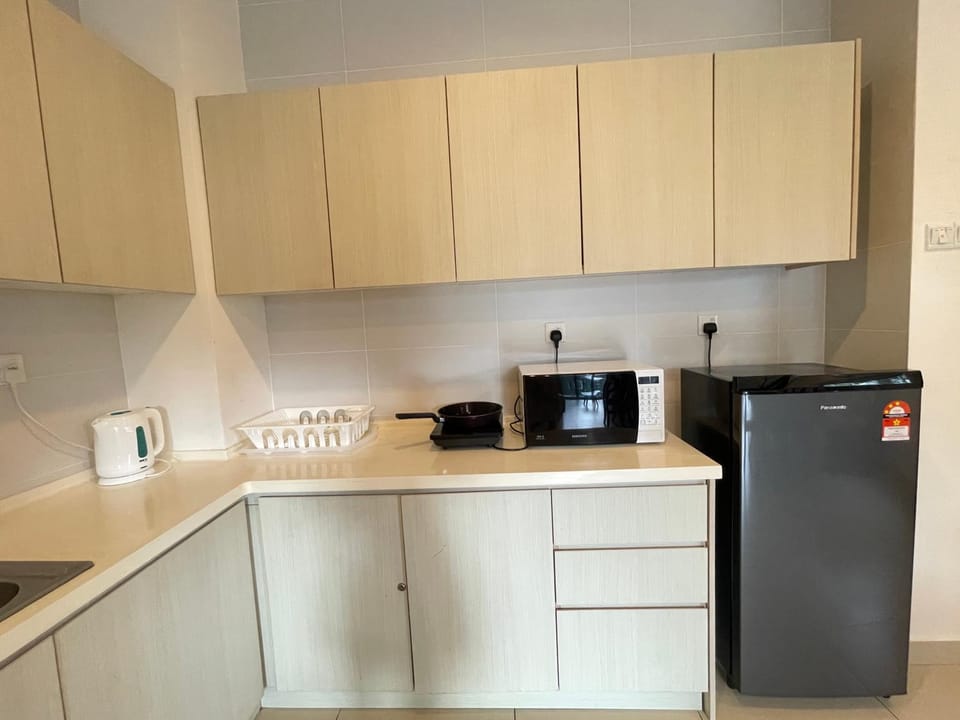 Kitchen or kitchenette, minibar
