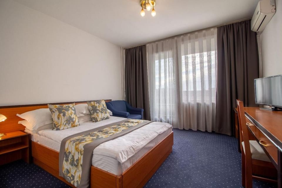 Bed, TV and multimedia, Photo of the whole room