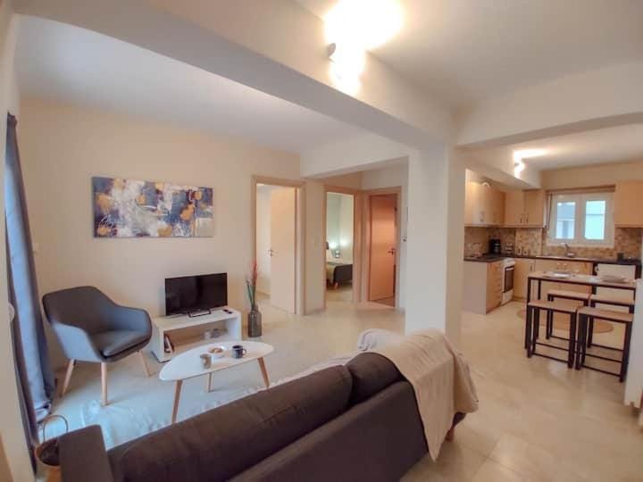 TV and multimedia, Kitchen or kitchenette, Living room, Seating area, Dining area
