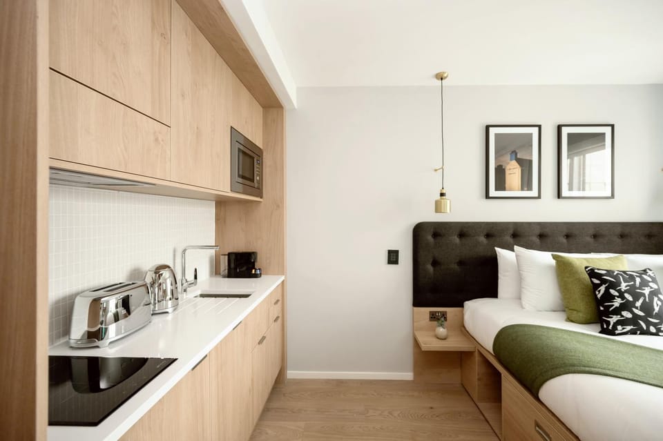 Bed, Kitchen or kitchenette, Bedroom