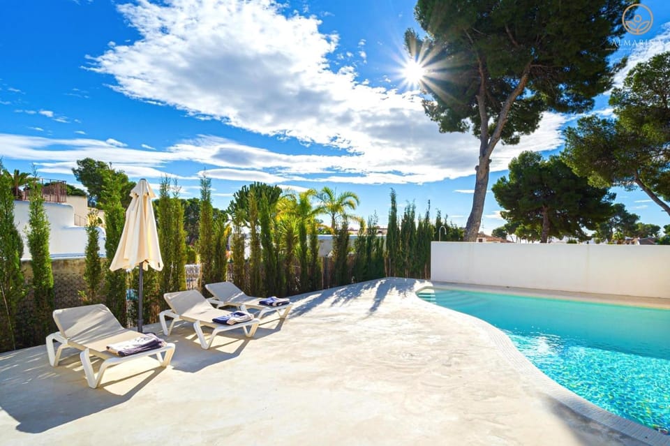 Swimming pool, sunbed