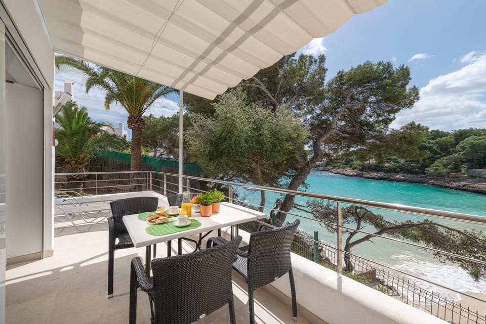 Apartamento en primera linea de la playa en Cala Dor Apartment in Migjorn