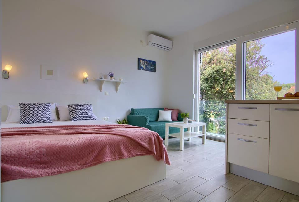 Bed, air conditioner