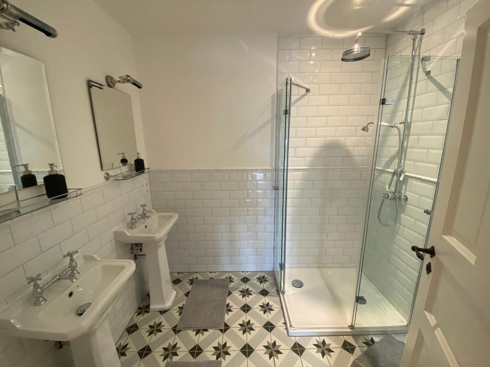 Shower, Toilet, Bathroom, Bath, towels