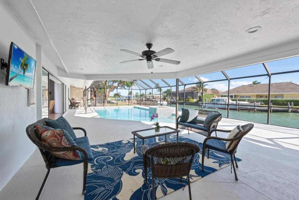 Lounge or bar, Pool view, Swimming pool