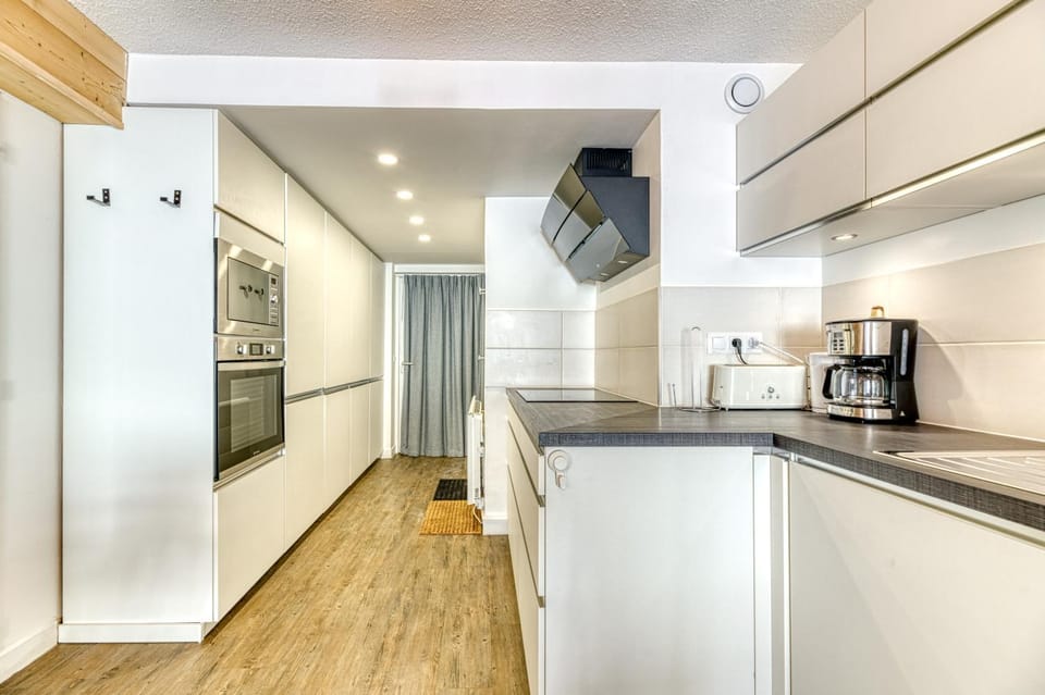Coffee/tea facilities, Kitchen or kitchenette, dishwasher, oven, stove, toaster