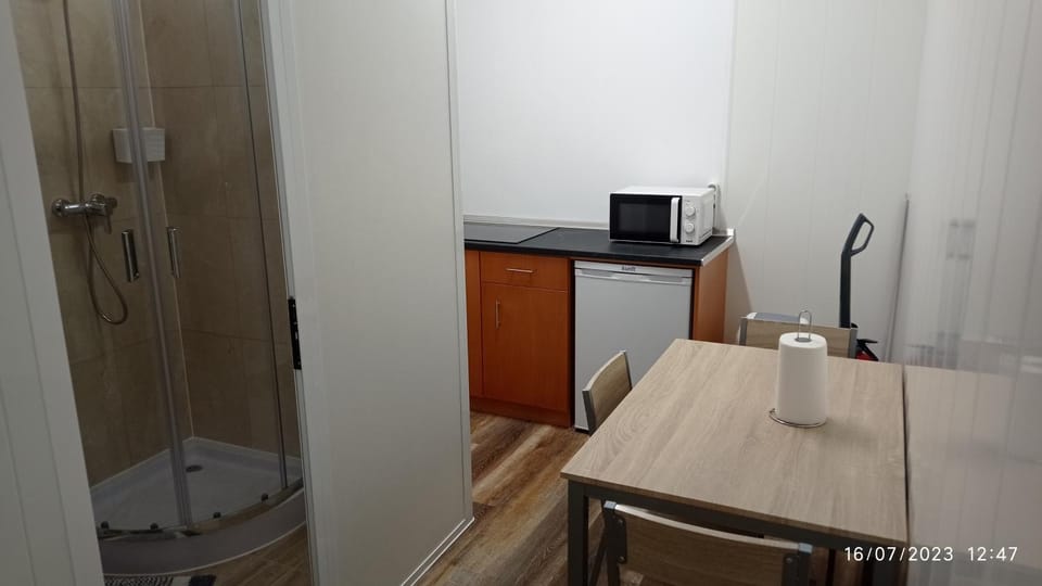 Kitchen or kitchenette, Dining area, minibar