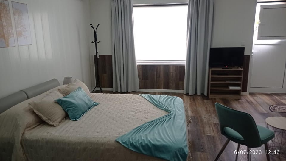 Bed, TV and multimedia, Living room, Seating area, Bedroom