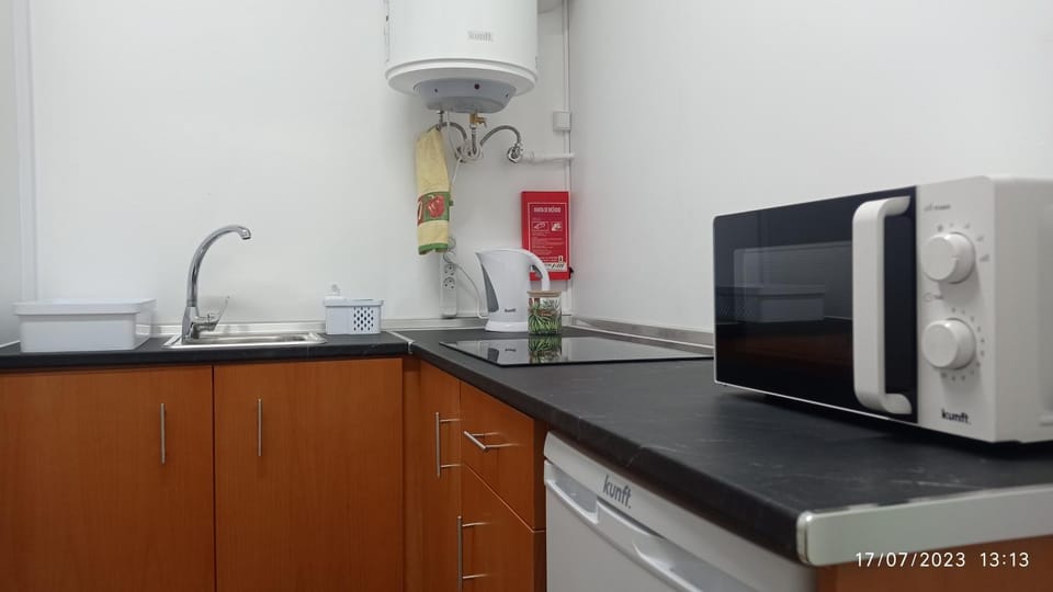 Kitchen or kitchenette, minibar
