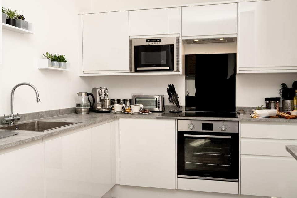Coffee/tea facilities, Kitchen or kitchenette, dishwasher, microwave, oven, toaster