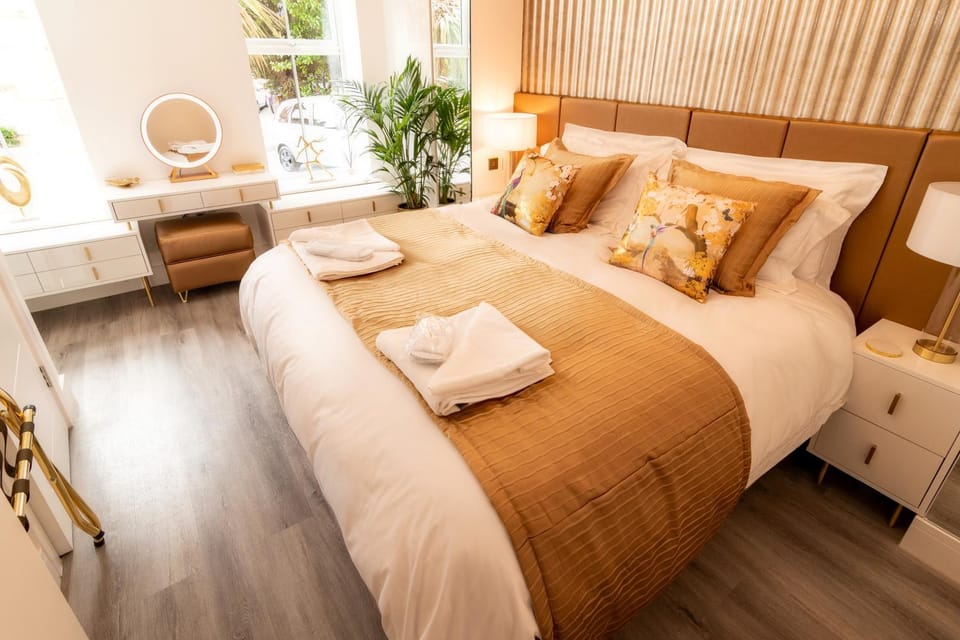 Photo of the whole room, towels