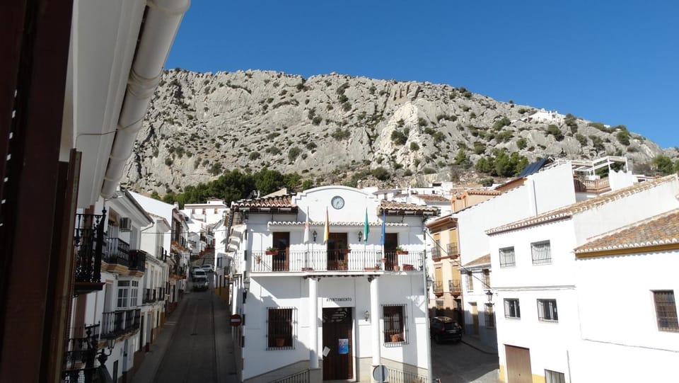 Nearby landmark, Off site, Neighbourhood, Mountain view, Street view