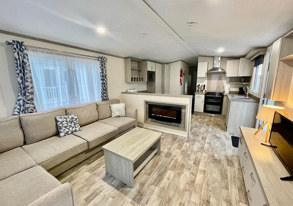 Communal lounge/ TV room, TV and multimedia, Living room, Seating area, Dining area, kitchen