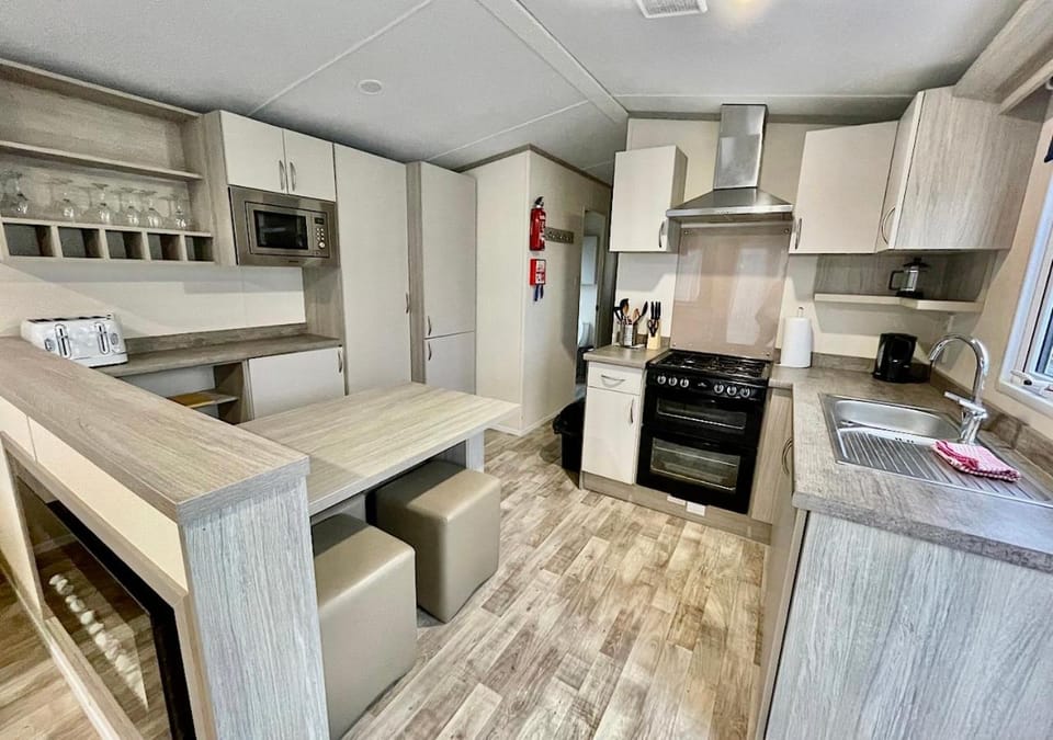 Dining area, kitchen