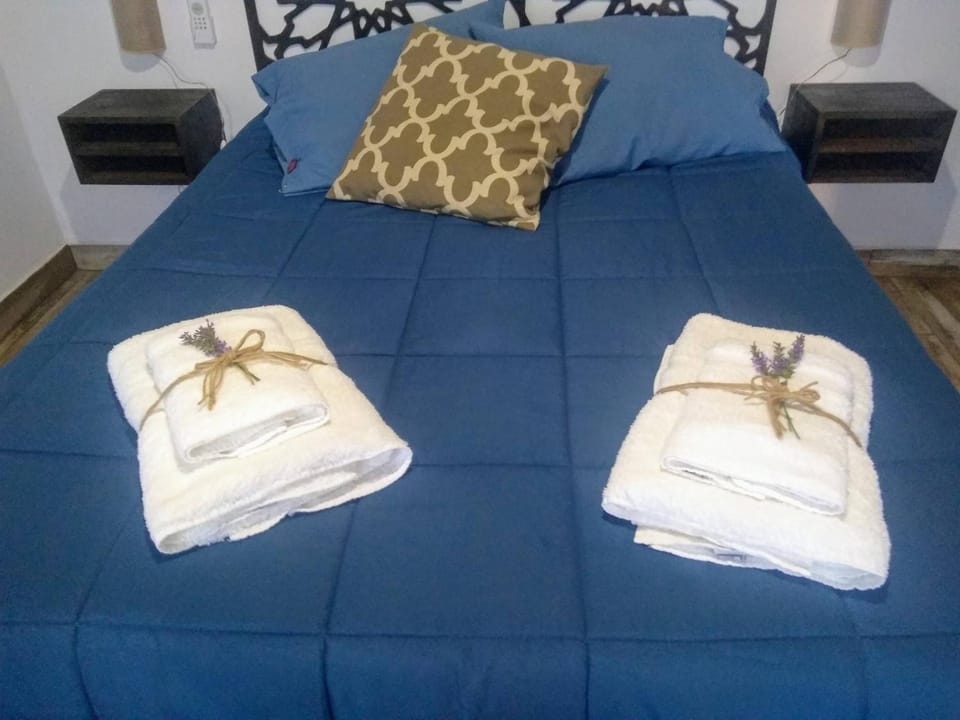 Bed, Photo of the whole room, Decorative detail, Bedroom