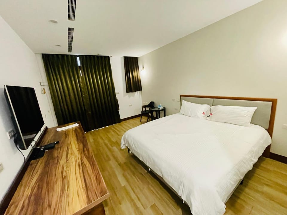 Bed, TV and multimedia, Photo of the whole room