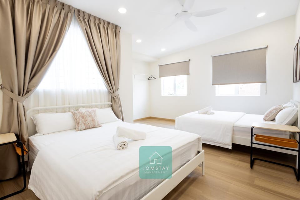 Shower, Toilet, Bed, Photo of the whole room, Bedroom, internet, towels, air conditioner