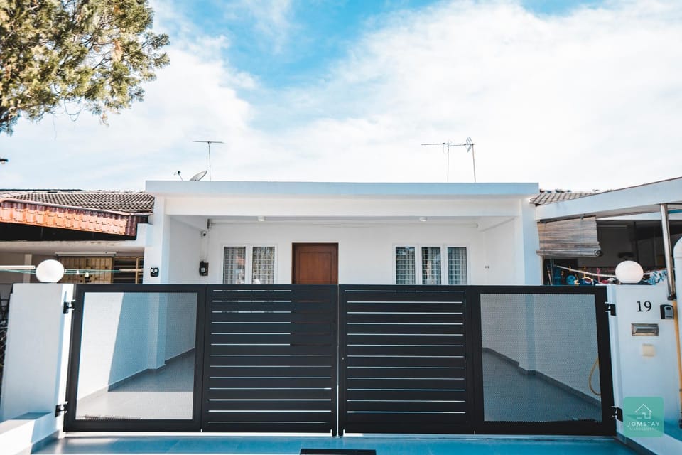 Property building, Facade/entrance, Day, View (from property/room), Balcony/Terrace, Parking