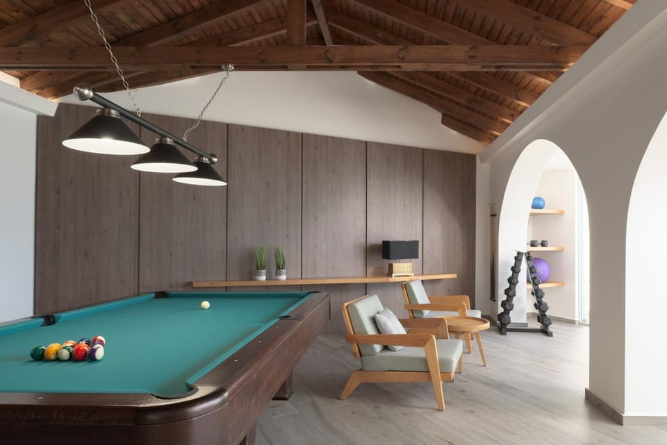 Billiard, Game Room