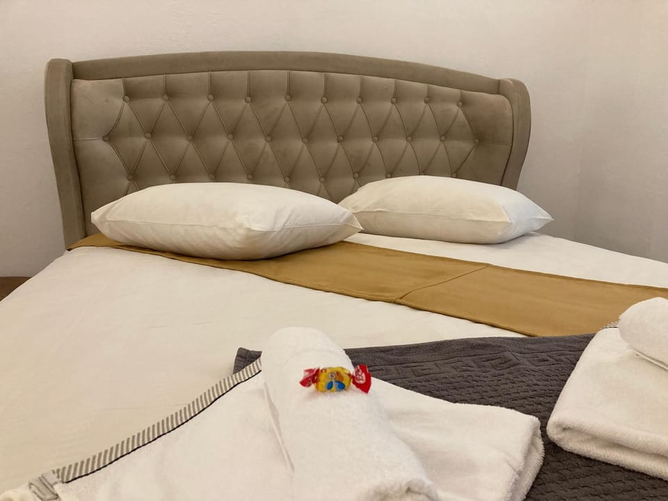 Bed, Bedroom, towels