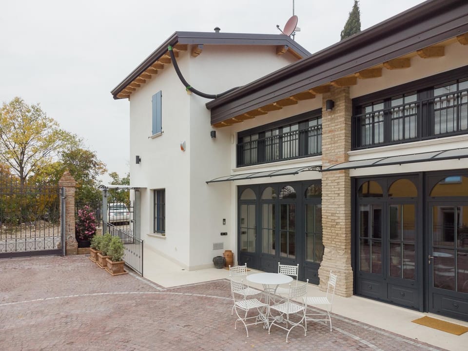 Property building, Facade/entrance, acessibility