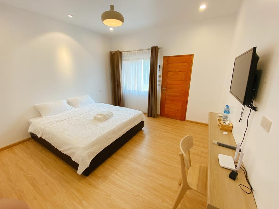 Bed, TV and multimedia, Photo of the whole room, Bedroom, hair dresser