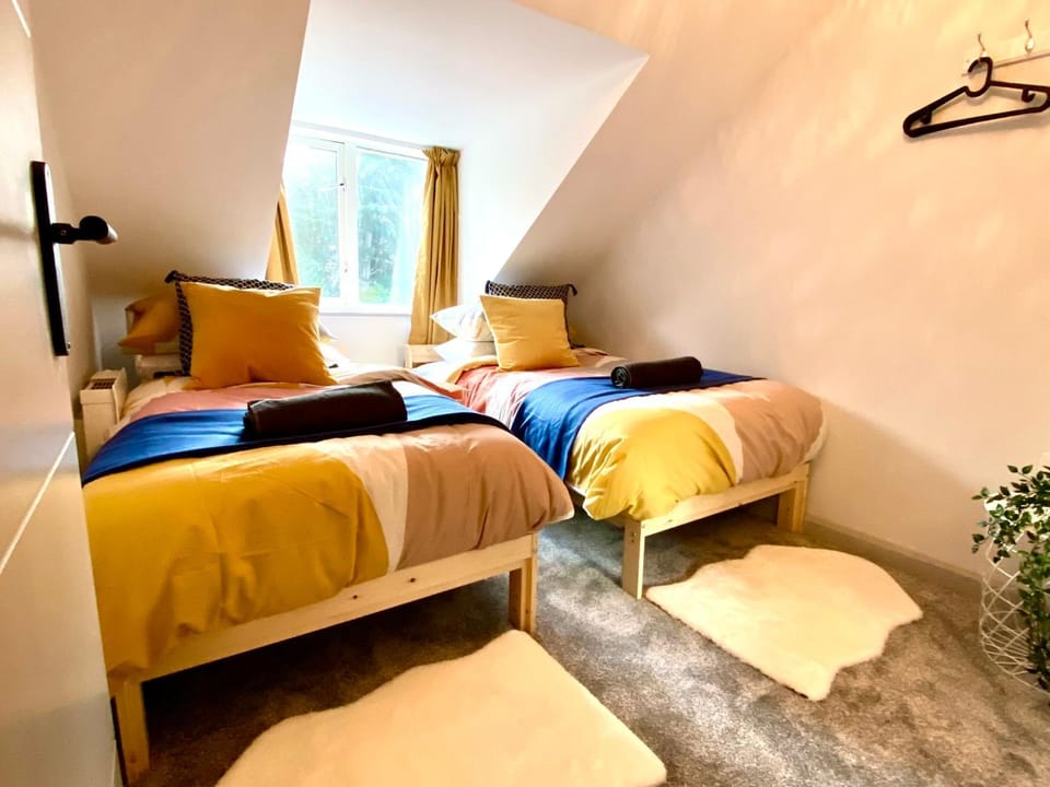 Beautiful Stylish 2 Bedroom Apartment! - 5 Minute Walk to the Best Beach! - Great Location - Parking - Fast WiFi - Smart TV - Newly decorated - sleeps up to 6! Close to Bournemouth & Poole Town Centre & Sandbanks Apartment in Poole