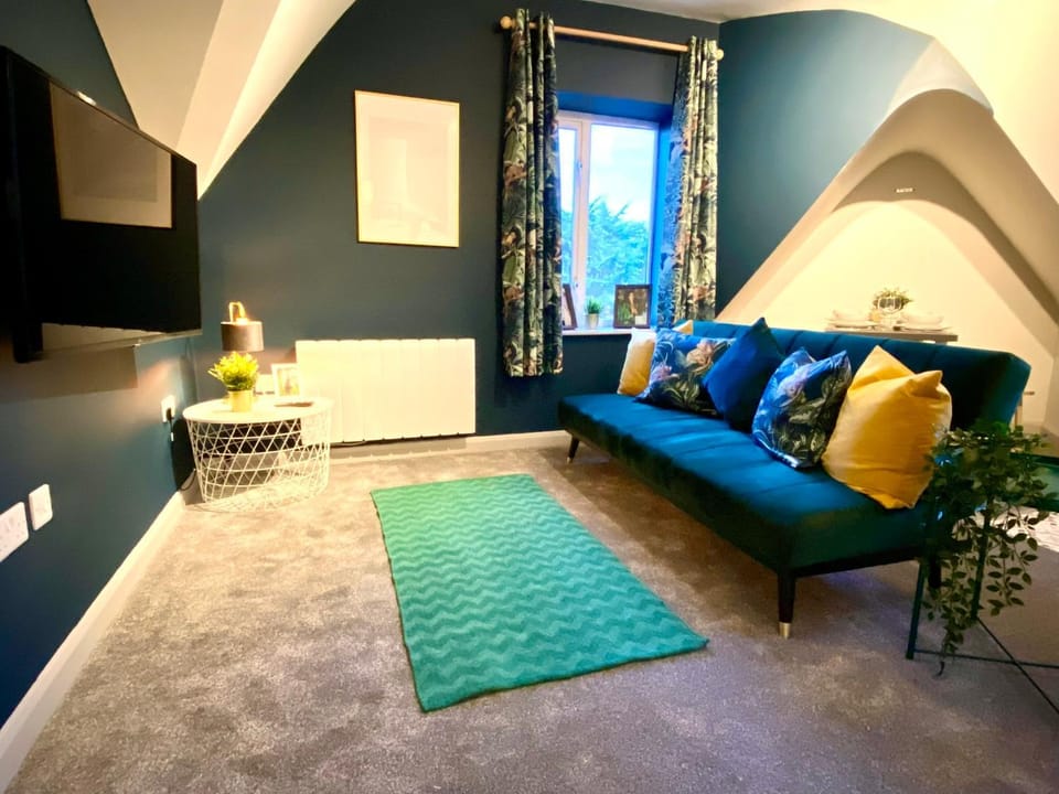 Beautiful Stylish 2 Bedroom Apartment! - 5 Minute Walk to the Best Beach! - Great Location - Parking - Fast WiFi - Smart TV - Newly decorated - sleeps up to 6! Close to Bournemouth & Poole Town Centre & Sandbanks Apartment in Poole