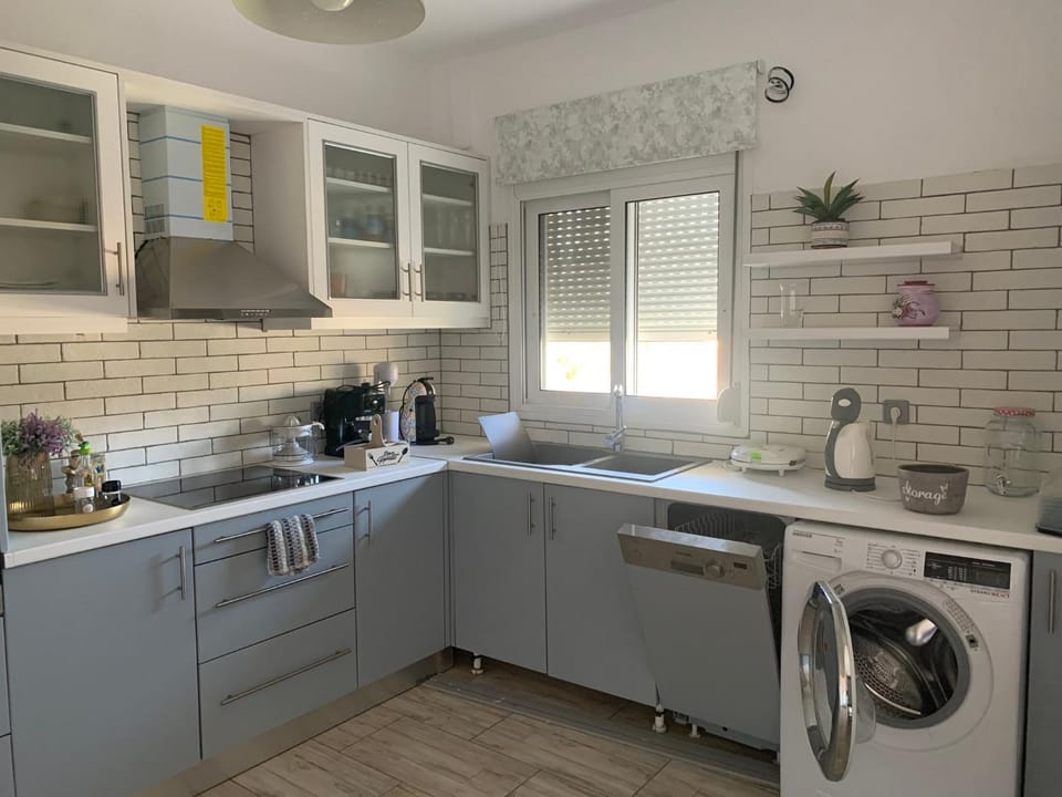 Coffee/tea facilities, dishwasher, oven, stove, washing machine