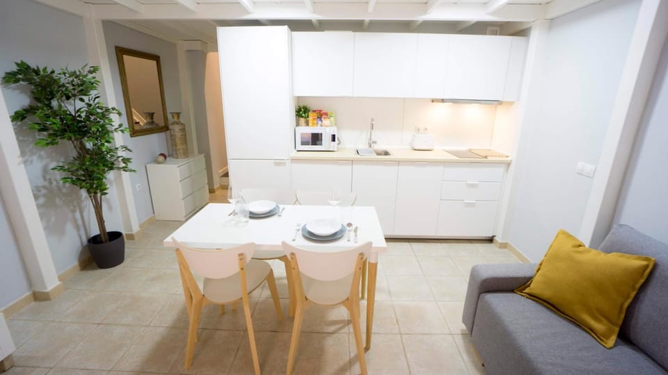 Kitchen or kitchenette, Living room, Seating area, Dining area, microwave, pet friendly, stove, toaster