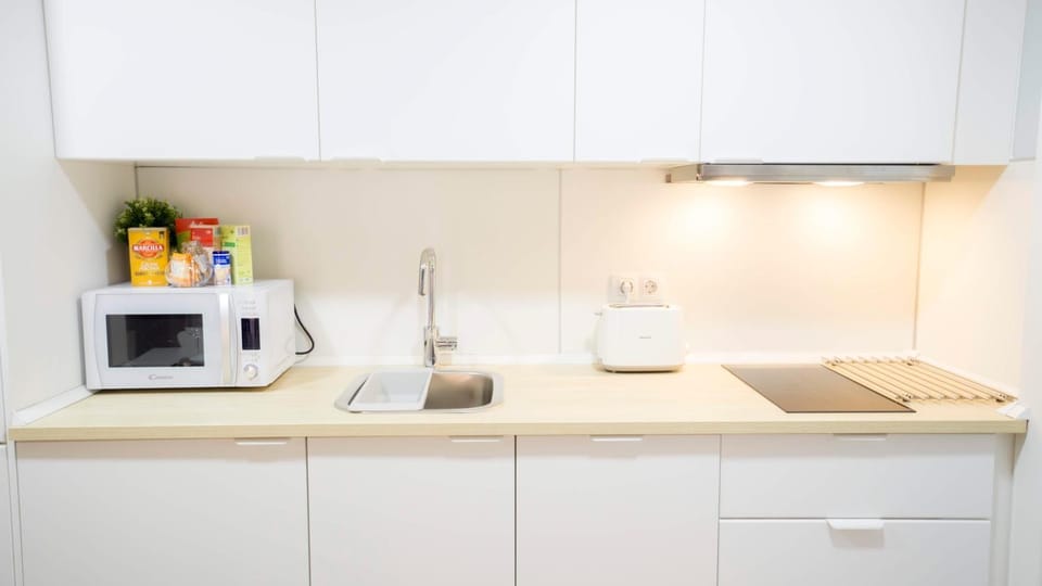 Kitchen or kitchenette, microwave, pet friendly, stove, toaster