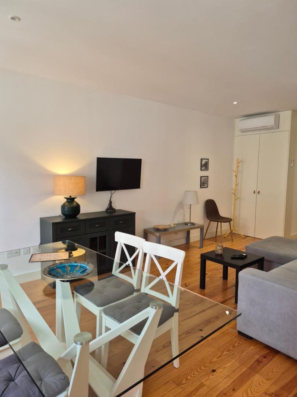 Communal lounge/ TV room, TV and multimedia, Living room, Seating area, Dining area, air conditioner