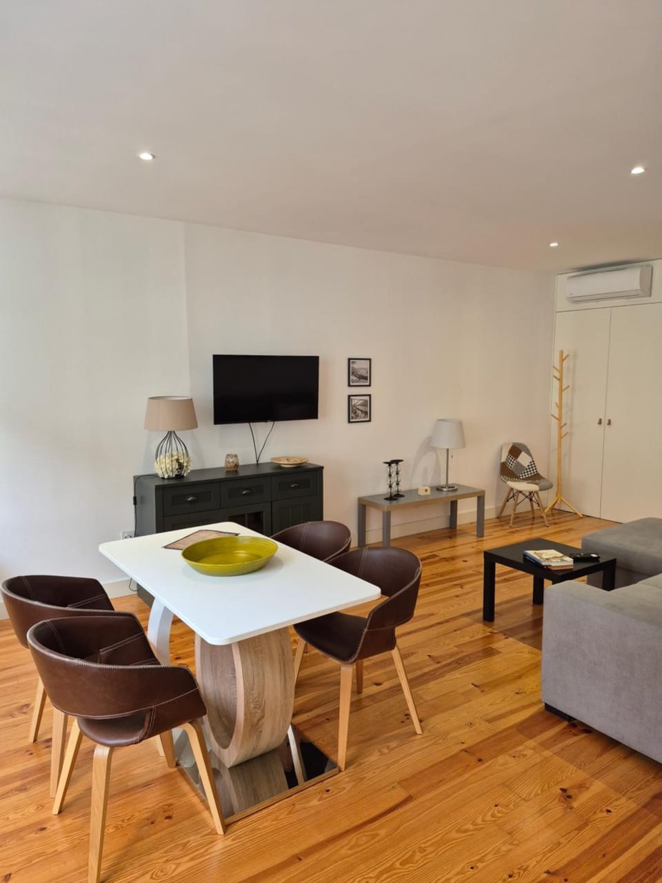 Communal lounge/ TV room, TV and multimedia, Living room, Seating area, Dining area, air conditioner