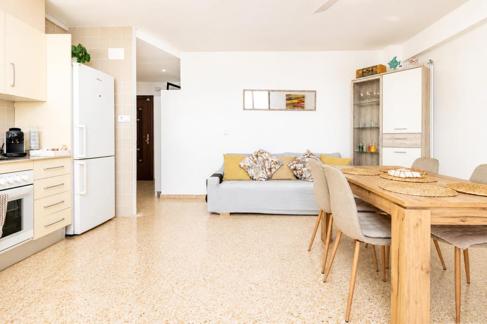 Coffee/tea facilities, oven