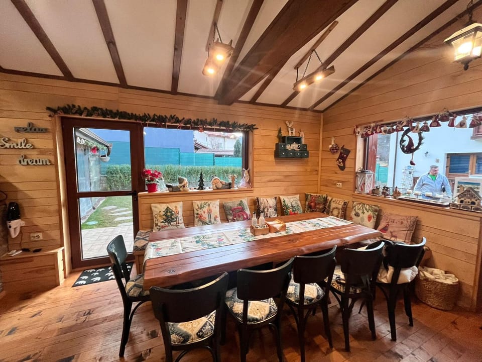 Seating area, Dining area