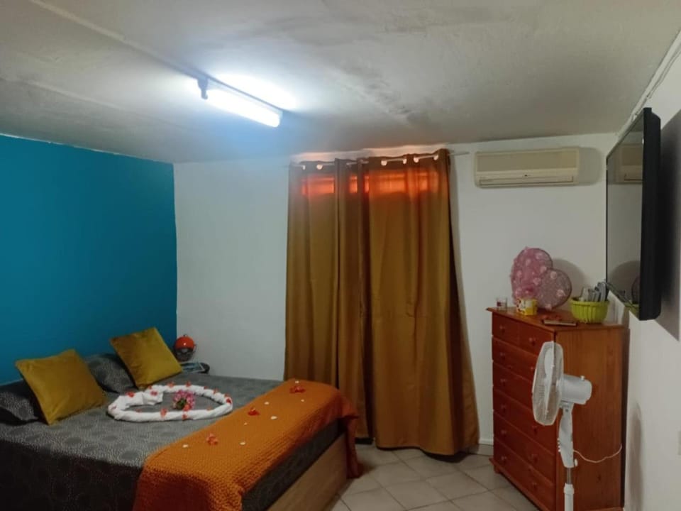 Bed, Photo of the whole room, Bedroom, air conditioner