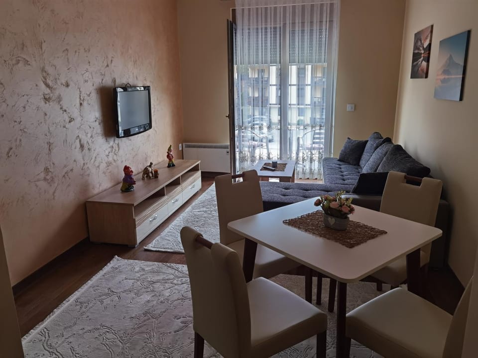 TV and multimedia, Living room, Seating area, Dining area