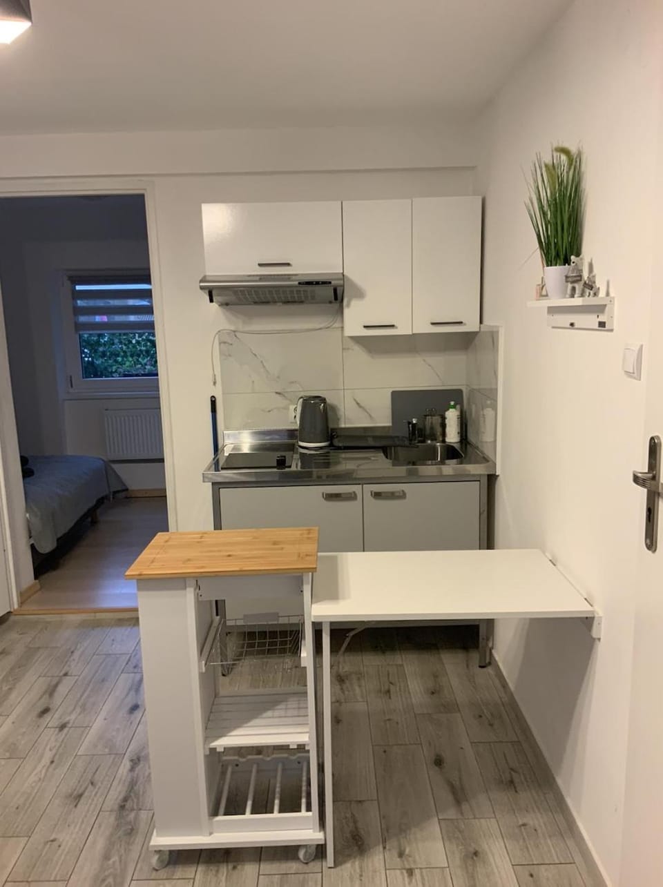 Kitchen or kitchenette, minibar, stove
