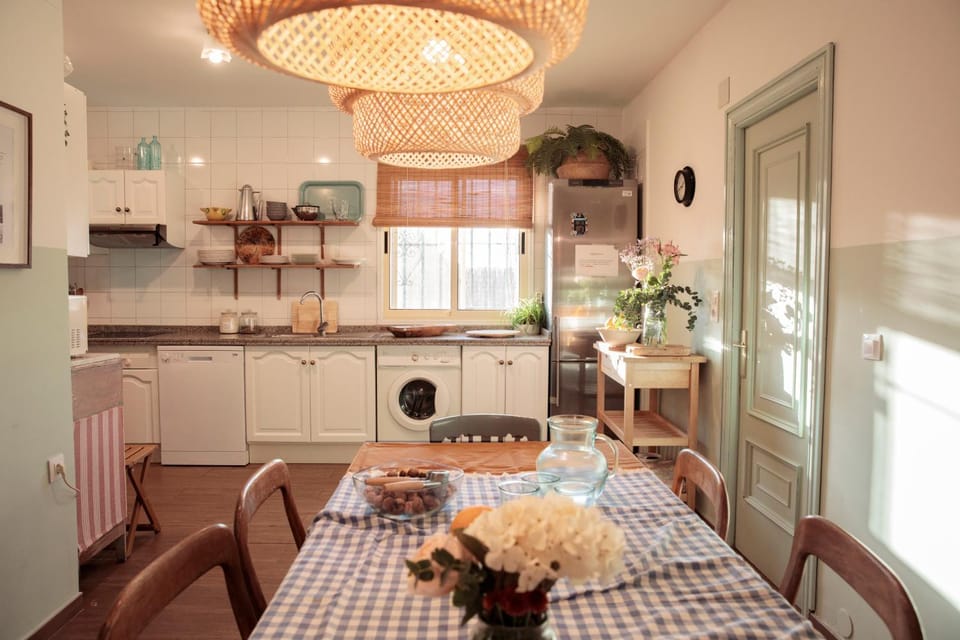 Kitchen or kitchenette, Dining area, stove