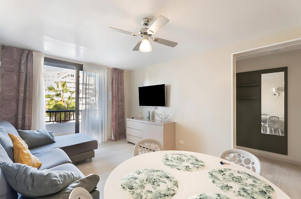 TV and multimedia, Living room, Photo of the whole room, Seating area, Dining area