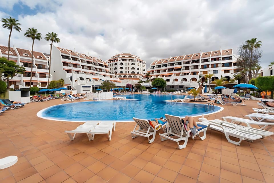 Property building, Day, Swimming pool, sunbed