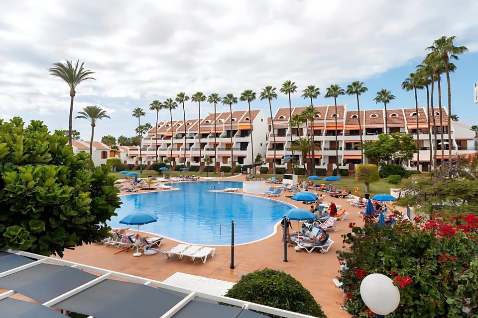 Property building, Day, Swimming pool, sunbed