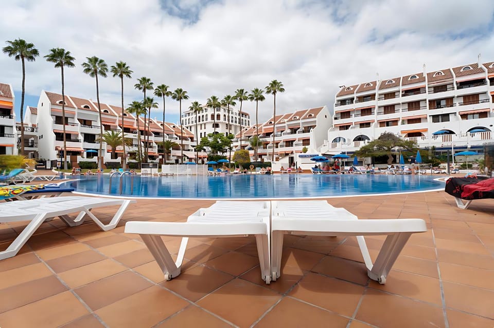 Day, Swimming pool, sunbed